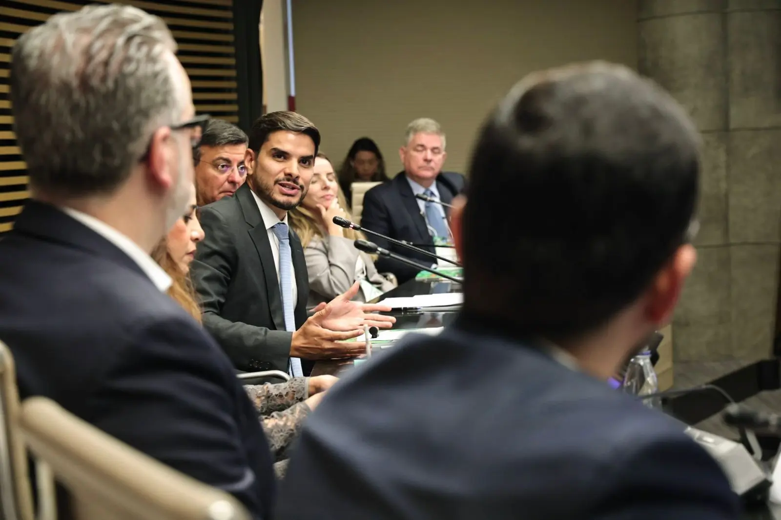 Descarbonização do transporte exige coordenação entre infraestrutura, inovação e políticas de longo prazo